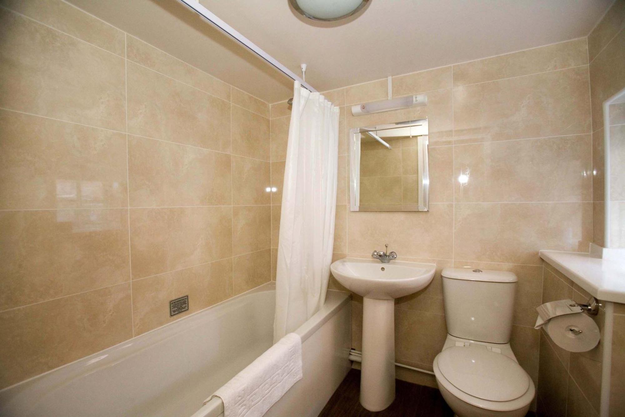 The Three Tuns Hotel Wetherspoon Thirsk Ngoại thất bức ảnh