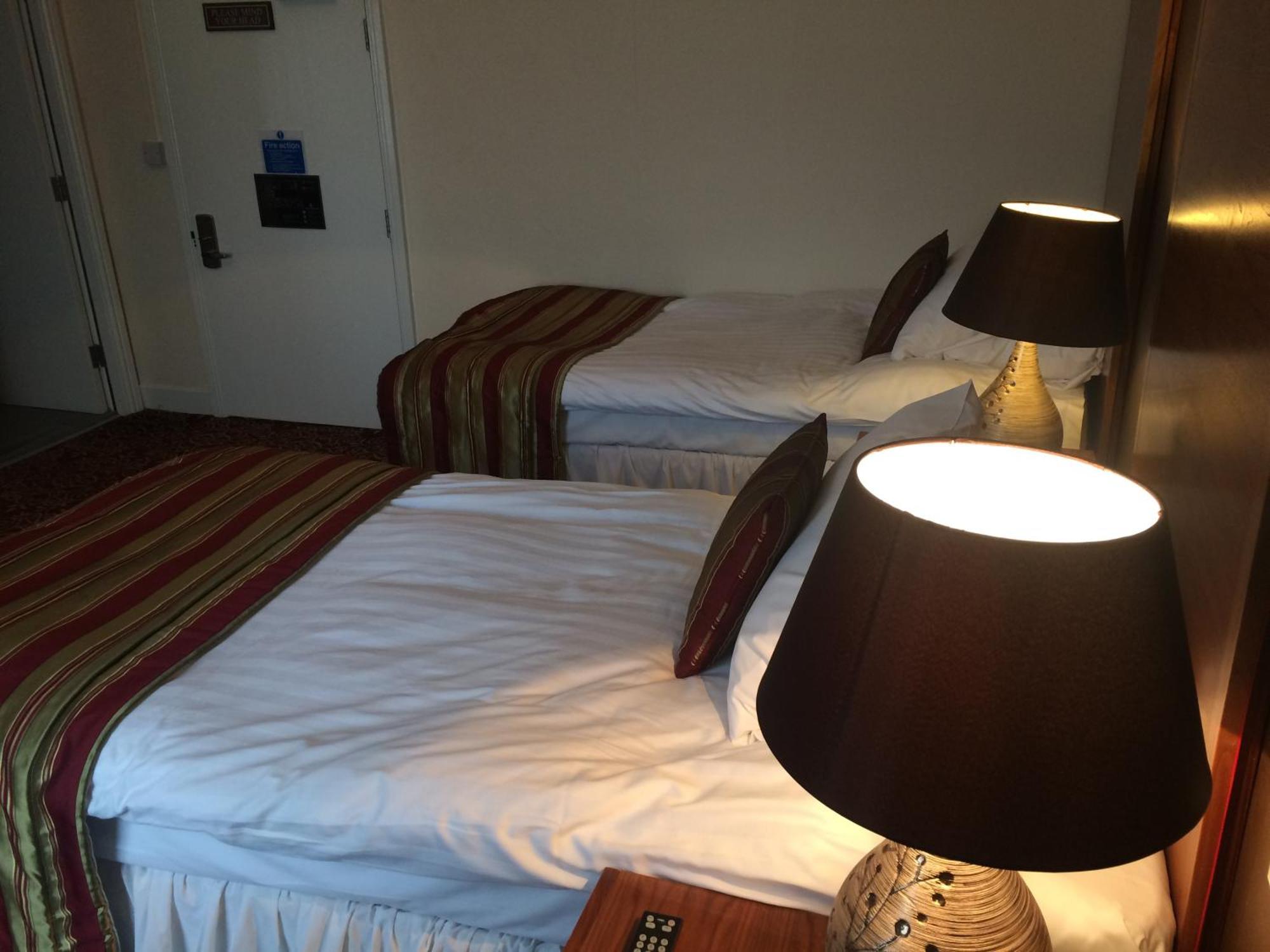 The Three Tuns Hotel Wetherspoon Thirsk Phòng bức ảnh